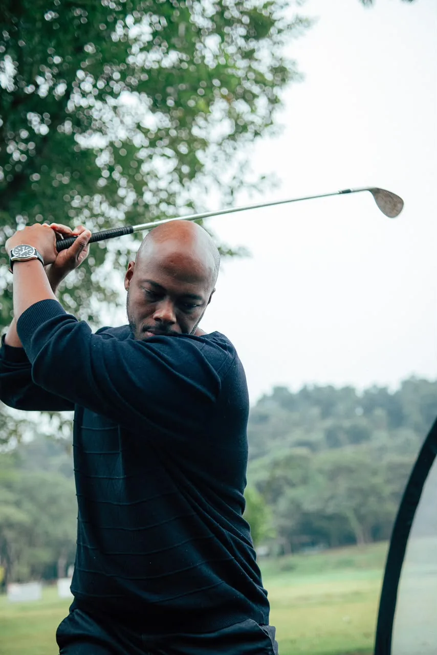 Wilbert Acioli em movimento, taco de golfe em posição de swing